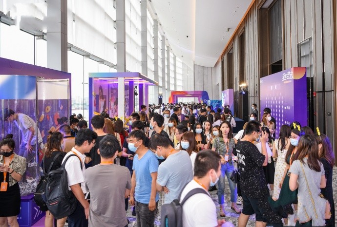 年会舞台效果案例分享：简约，大气，酒店场地