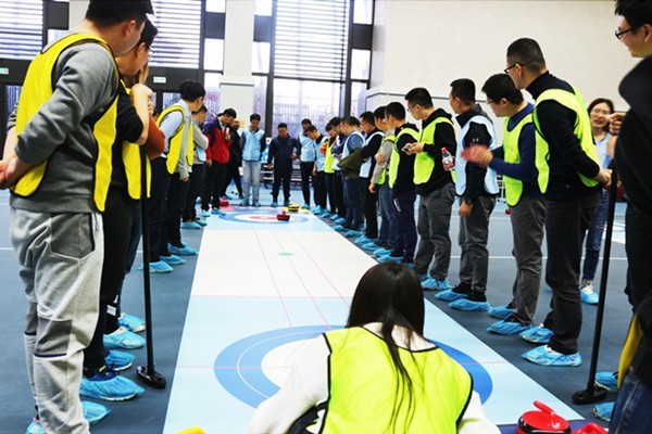年会热门活动：旱地冰壶